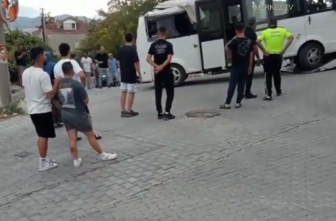 Muğla’da Okul Servisi Garaja Çarparak Durdu 3